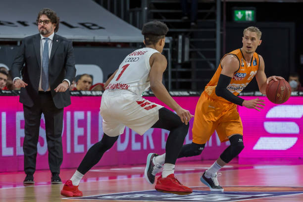 她用自身实 她用自身实